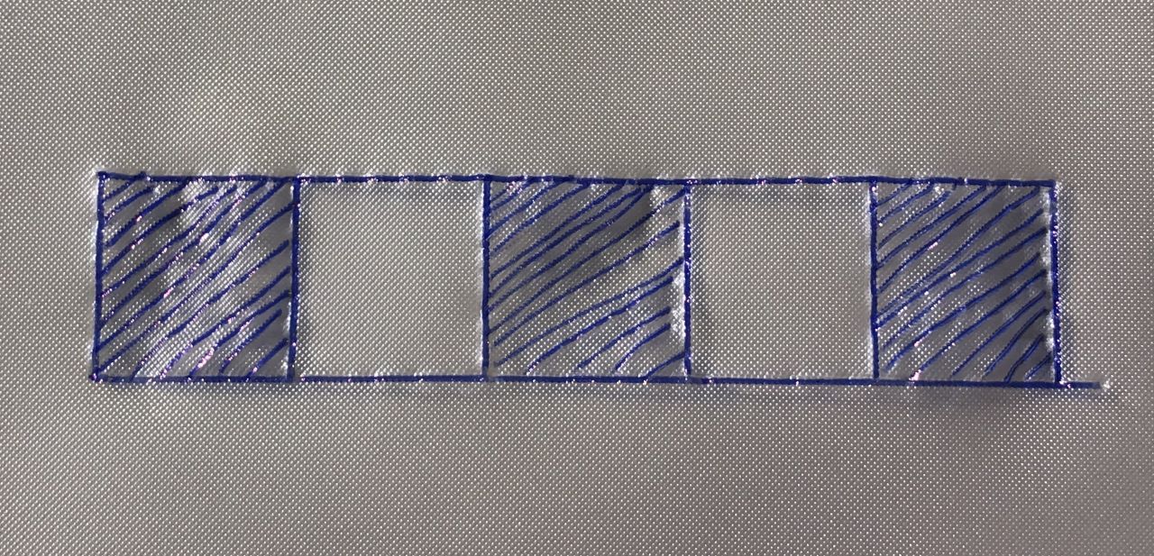 5 Quadrate wurden nebeneinander aufgemalt. In das erste, dritte und fünfte Quadrat wurden schräge Linien eingezeichnet.