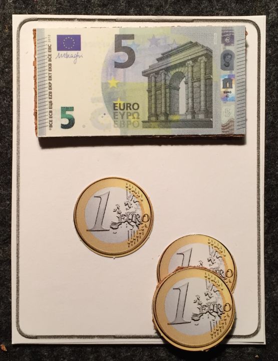 Karte mit einem Fünfeuroschein und 3 Eineuromünzen. 