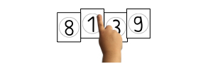 Vier Zahlenkarten liegen nebeneinander. Auf den Zahlenkarten stehen (von links nach rechts) die Zahlen 8, 1, 3, 9. Die Zahlenkarten mit den Zahlen 1 und 9 liegen etwas nach oben versetzt. Eine Kinderhand zeigt auf die Zahlenkarte mit der Zahl 1.