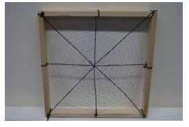 Holzrahmen mit jeweils einem Faden horizontal und vertikal. Zwei weitere Fäden verbinden die Ecken miteinander. Drumherum wurde ein Spinnennetz mit feinen Fäden eingespannt.
