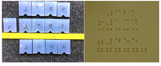 Links: Zahlen in Brailleschrift auf Plastikplättchen, rechts Brailleschrift auf Papier. 