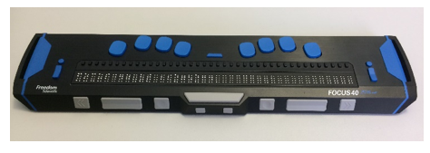 Fotografie einer schwarzen „Fokus 40“ Braillezeile. Auf der Oberseite der länglichen quaderförmigen Maschine sind mehrere große blaue Tasten und 40 kleine schwarze Tasten, unter denen sich jeweils acht Stößel befinden. Auf der Vorderseite sind mehrere große graue Tasten.