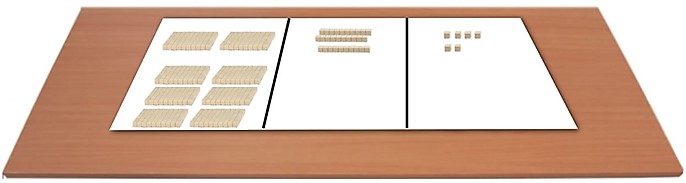 Holzunterlage mit einer dreigeteilten weißen Fläche. Darauf liegt mit Dienes-Material die 236, die um 6 Hundertertafeln ergänzt wurde.
