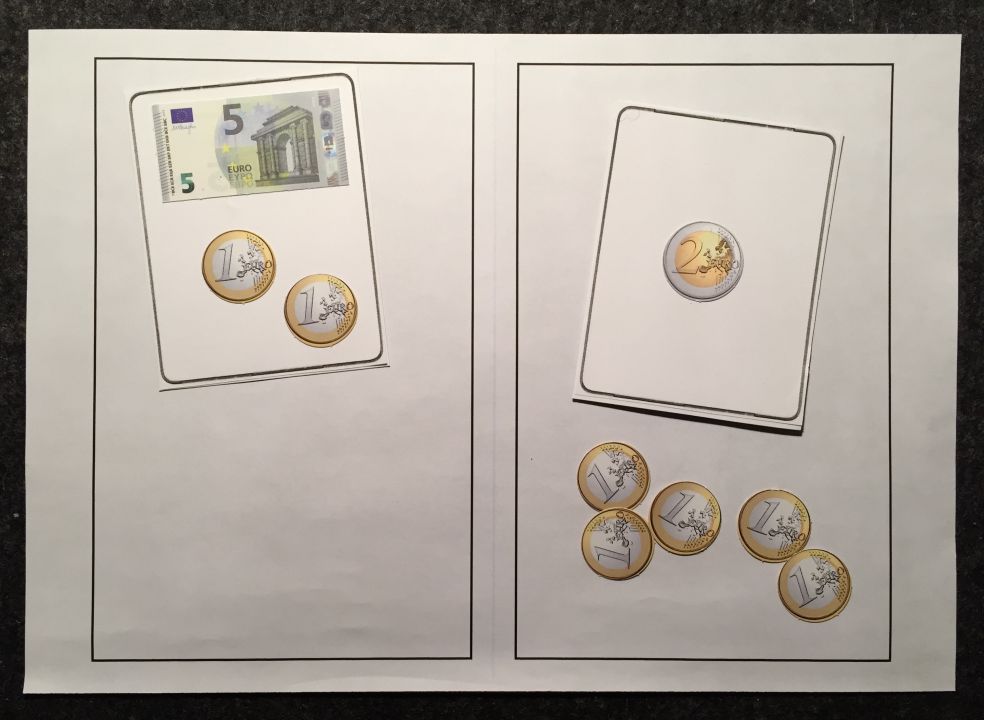 Sortierbrett. Links: Karte mit Fünfeuroschein und 2 Eineuromünzen darauf. Rechts: Karte mit einer Zweieuromünze. Darunter 5 Eineuromünzen.