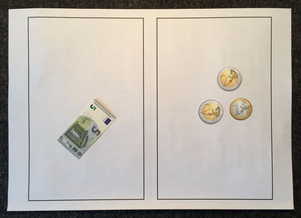 Sortierbrett. Links Fünfeuroschein. Rechts 2 Zweieuromünzen und eine Eineuromünze.