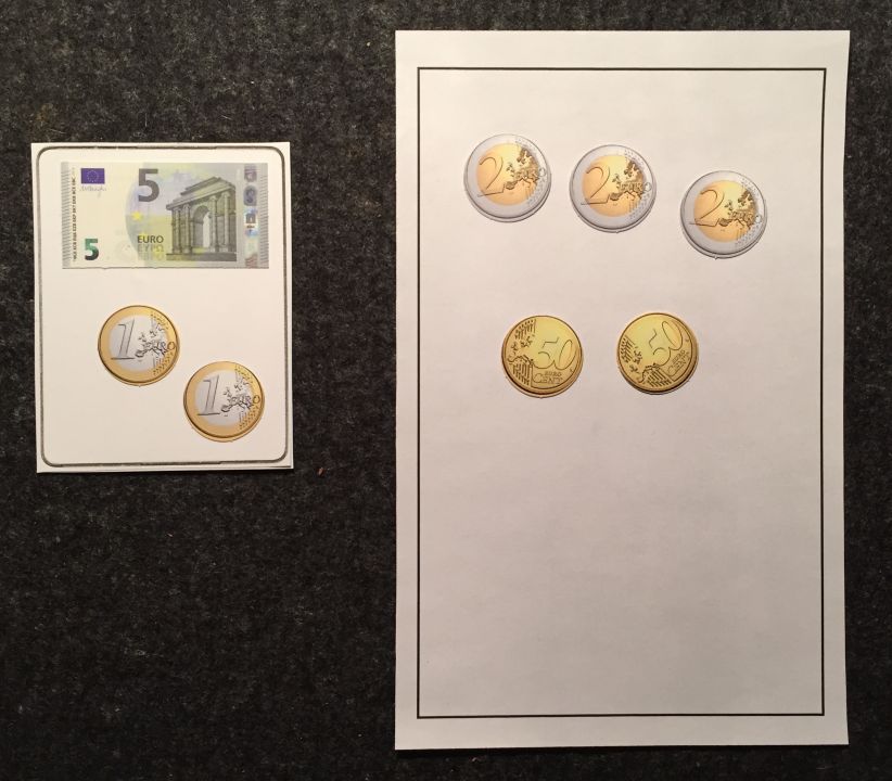 Links: Karte mit einem Fünfeuroschein und 2 Eineuromünzen. Rechts: Sortiertafel mit 3 Zweieuromünzen und zwei 50-Cent Münzen.