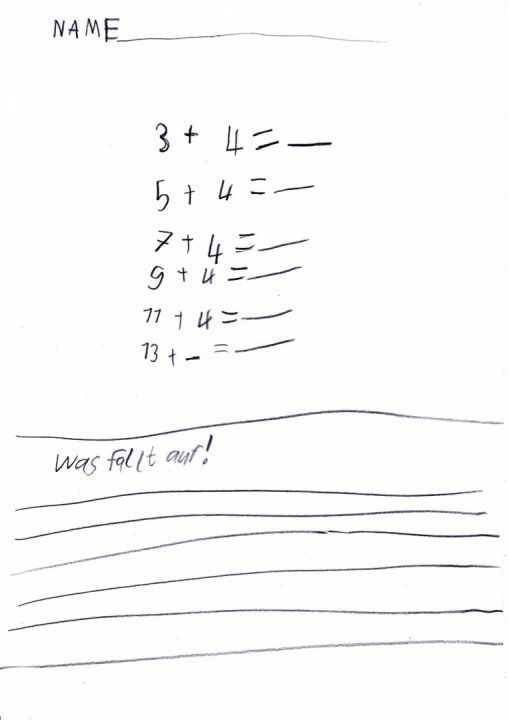 Vom Kind erstelltes Arbeitsblatt zum Thema „Entdeckerpäckchen“. Oben: „Name“. Darunter sechs Additionsaufgaben. Erster Summand erhöht sich um +2 (3, 5, 7, 9, 11 und 13), zweiter Summand bleibt gleich (4). In der letzten Aufgabe ist der zweite Summand frei gelassen. Darunter Aufgabe „Was fällt dir auf?“
