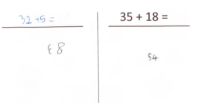 Arbeitsblatt. Links: leerer Strich. Schülerbearbeitung: „32 + 5 =“, darunter: „38“ (3 wurde spiegelverkehrt aufgeschrieben). Rechts: Strich, darauf Aufgabe: 35 + 18 =. Schülerlösung darunter: „54“.