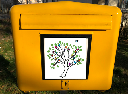 Bild eines gelben Briefkastens mit ‚Mathe inklusiv‘-Logo (Zeichnung von bunten Vögeln in einem Baum).